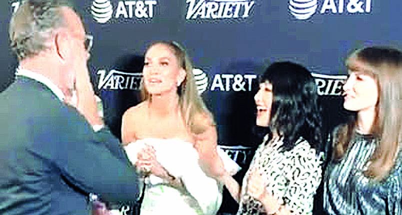 ¿Tom Hanks se limpió la mejilla tras un beso de J-Lo?