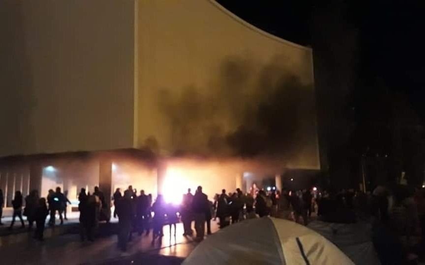 Protesta ante la Legislatura de Chubut, con enfrentamiento con policía y principio de incendio