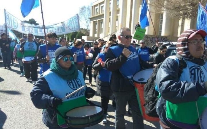 Crisis en Chubut: el Gobierno asegura que este mes transfirió $1.227 millones