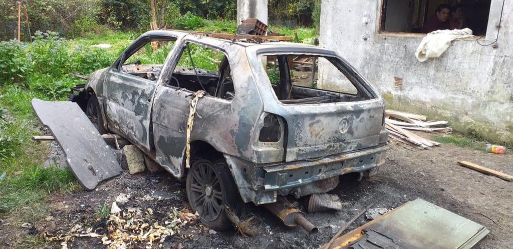 Una pelea por plata derivó en un robo y el incendio de una casa y dos autos