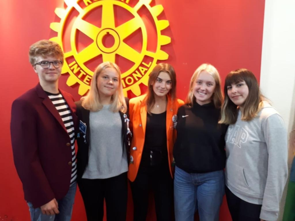 Un cálido encuentro y agasajo en el Rotary City Bell para darles la bienvenida a jóvenes de intercambio