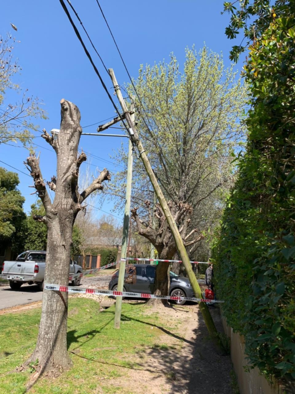 Trampa urbana en Villa Elisa: un poste de luz que amenaza con venirse abajo
