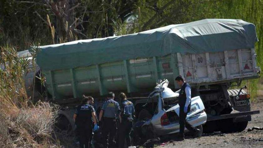 Cinco jóvenes murieron al chocar de frente contra un camión en la ruta 40