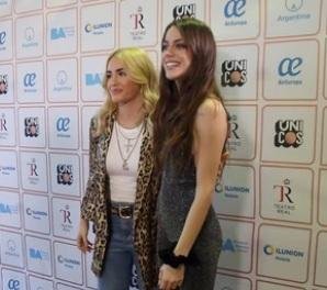 Lali y Tini: abrazos e intento de beso en España