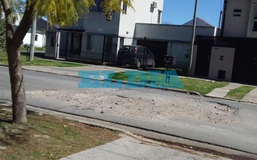 San Carlos: denuncian que Absa reparó un caño y rompió la calle, pero nunca la arregló