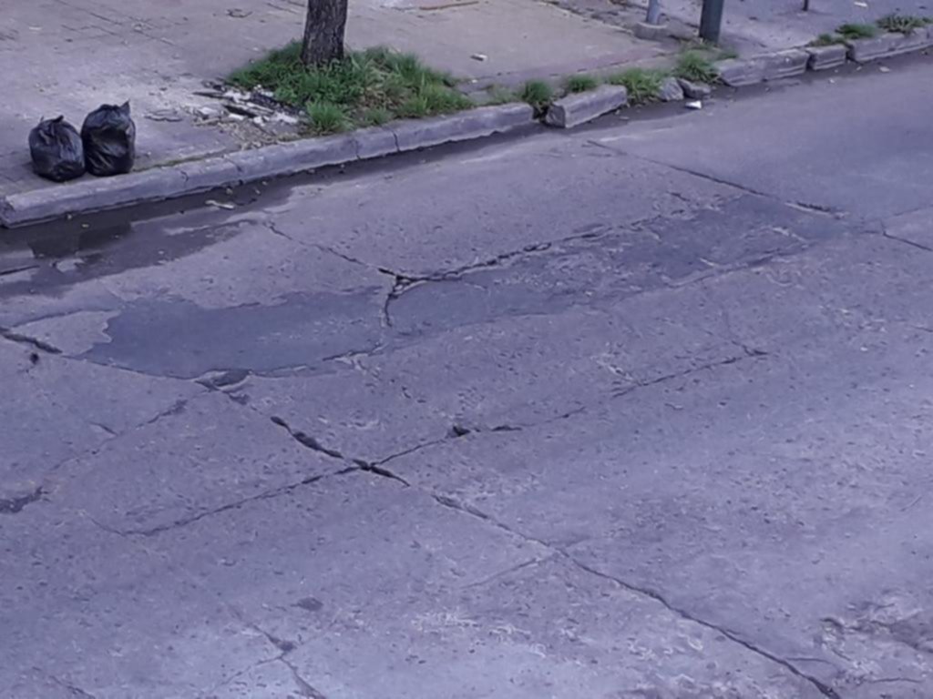 Un asfalto deteriorado en pleno casco urbano