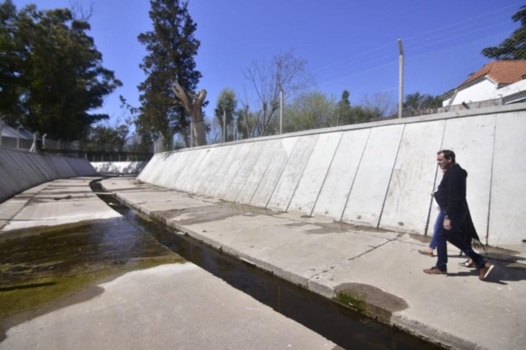 Garro visitó en Villa Elisa las obras del arroyo Carnaval