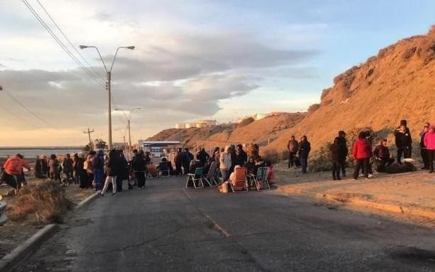 Chubut: docentes bloquean desde la medianoche la playa de tanques de YPF