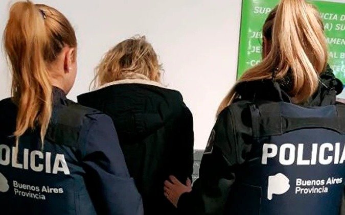 Lo que hallaron en los chats de la maestra acusada de violar a su hijo y grabar los ataques