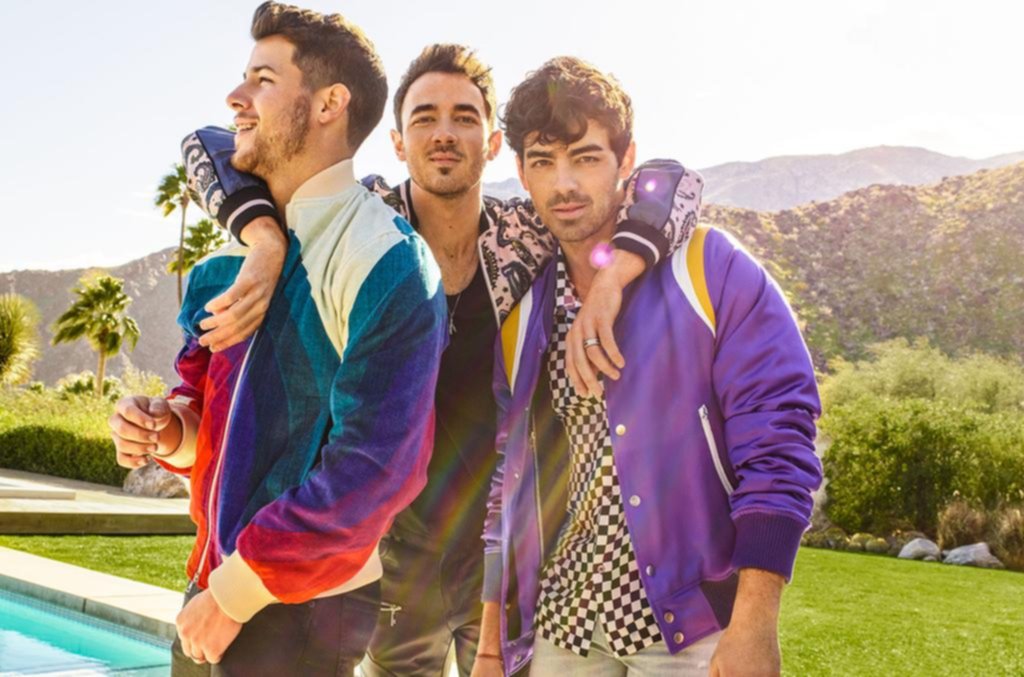 Los Jonas Brothers le rinden homenaje a “Friends” en su aniversario número 25