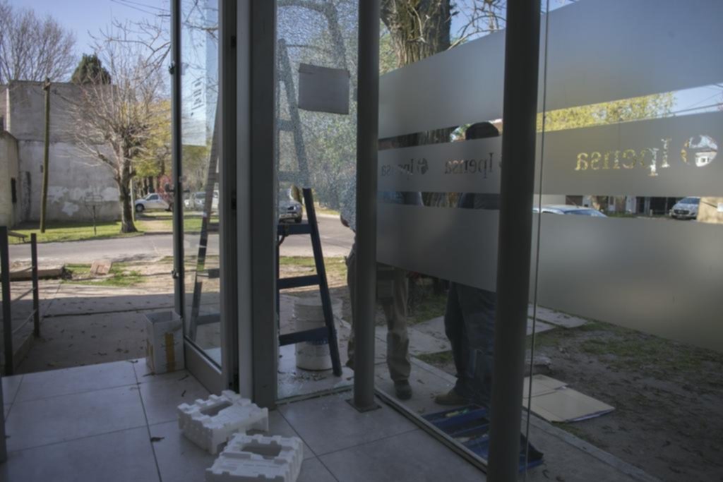 Audaz escruche en una clínica de City Bell, donde rompieron un vidrio y vaciaron la caja