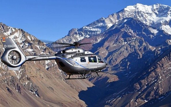 Un helicóptero de dos motores se posó por primera vez en la cima del Aconcagua