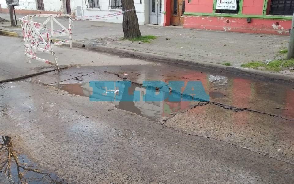 Pérdida de agua y calle en mal estado en 119 entre 38 y 39