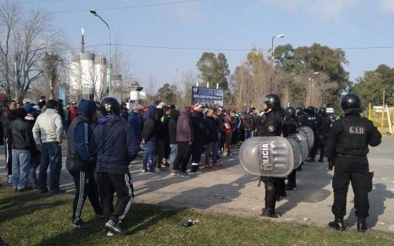 Con un acuerdo, comienza a normalizarse la situación en la destilería de YPF en Ensenada