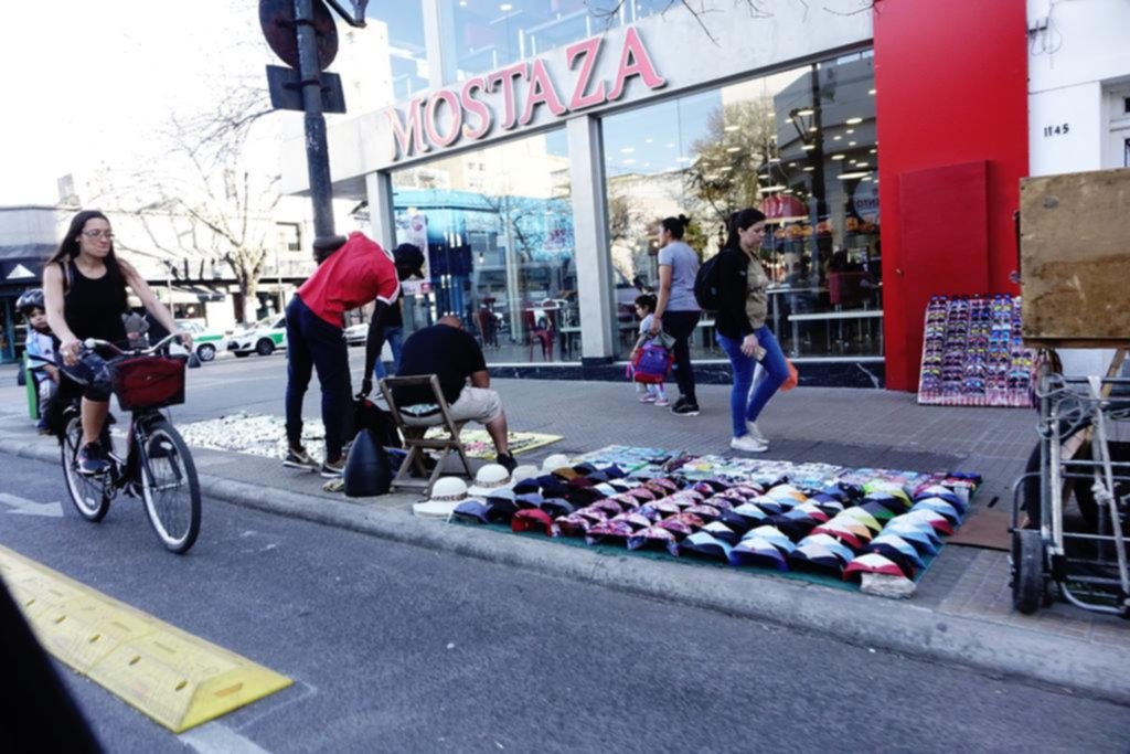 Se acabaron los controles y La Plata es “capital nacional” de la venta callejera