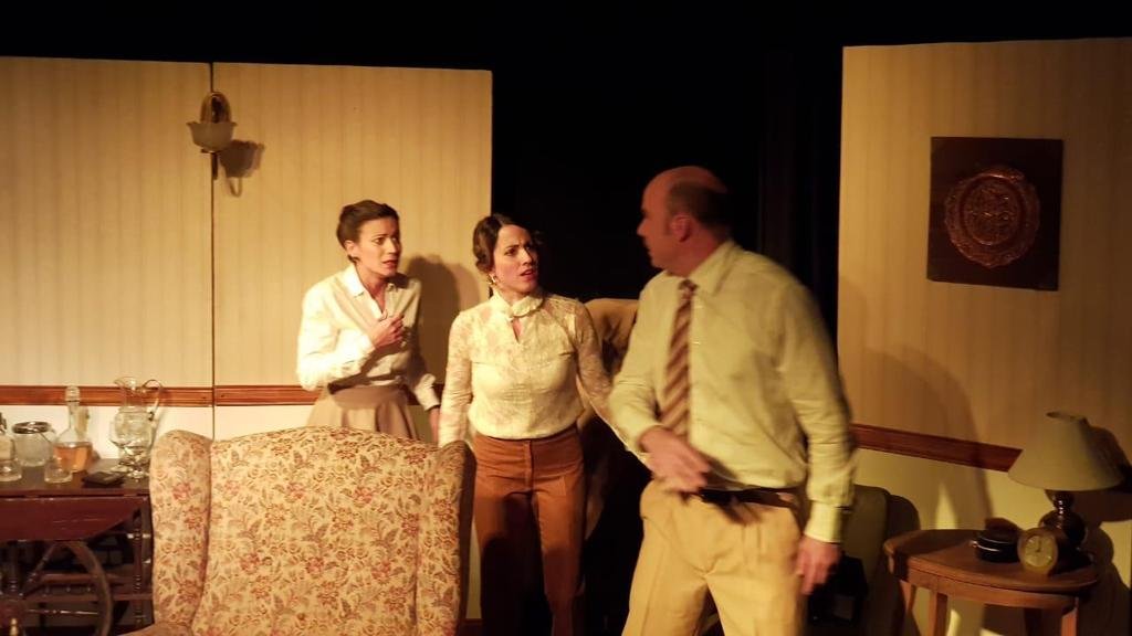 “Las esposas”: suspenso, tensión e impaciencia a lo Hitchcock en las tablas