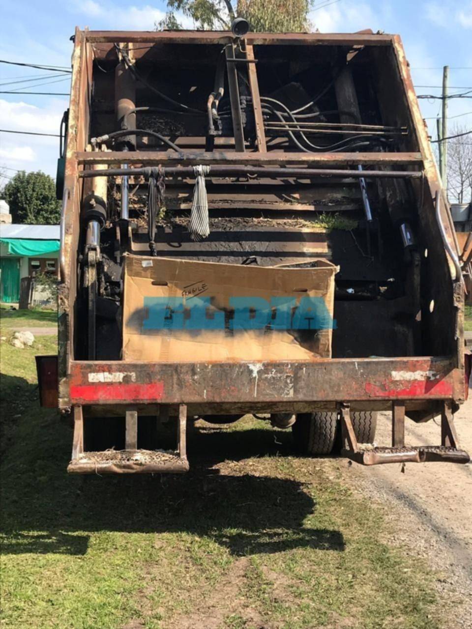 Denuncia que le dejaron hace más de 20 días un camión de basura en la puerta de su casa