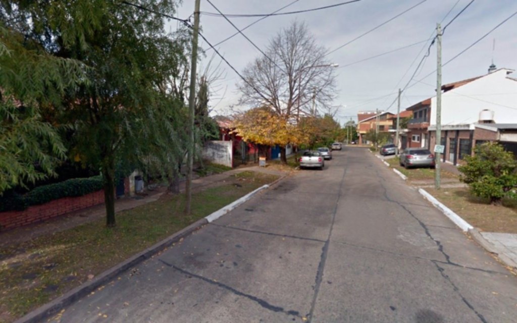 Un policía que manejaba un Uber mató a un asaltante que intentó robarle el auto