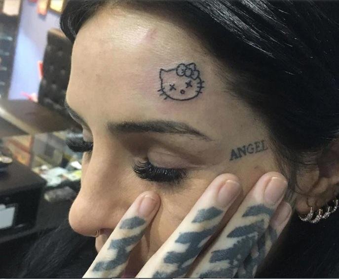 Una mancha más al tigre Cande se tatuó una Kitty en la frente