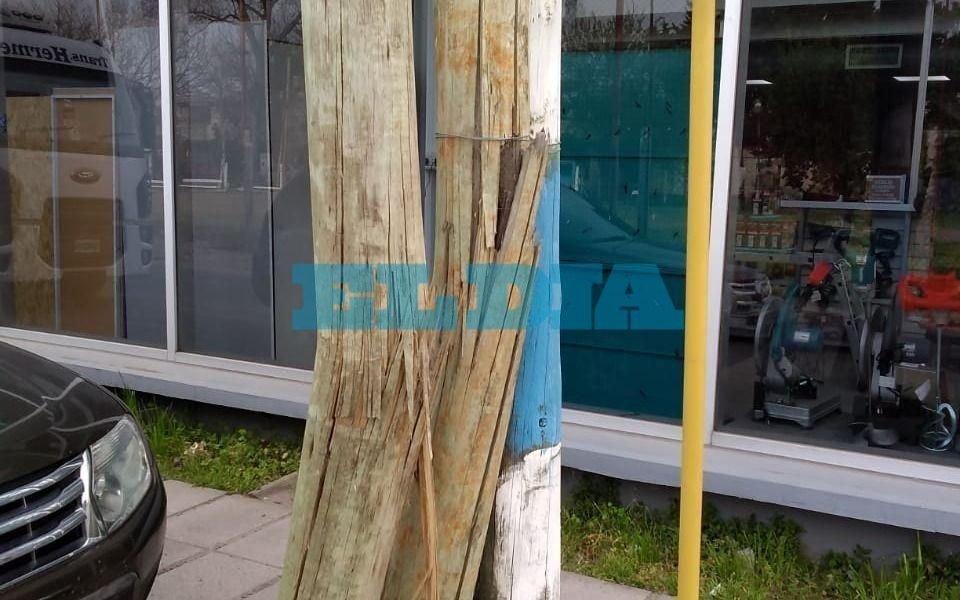 Un poste a punto de caer genera preocupación de los vecinos de Tolosa