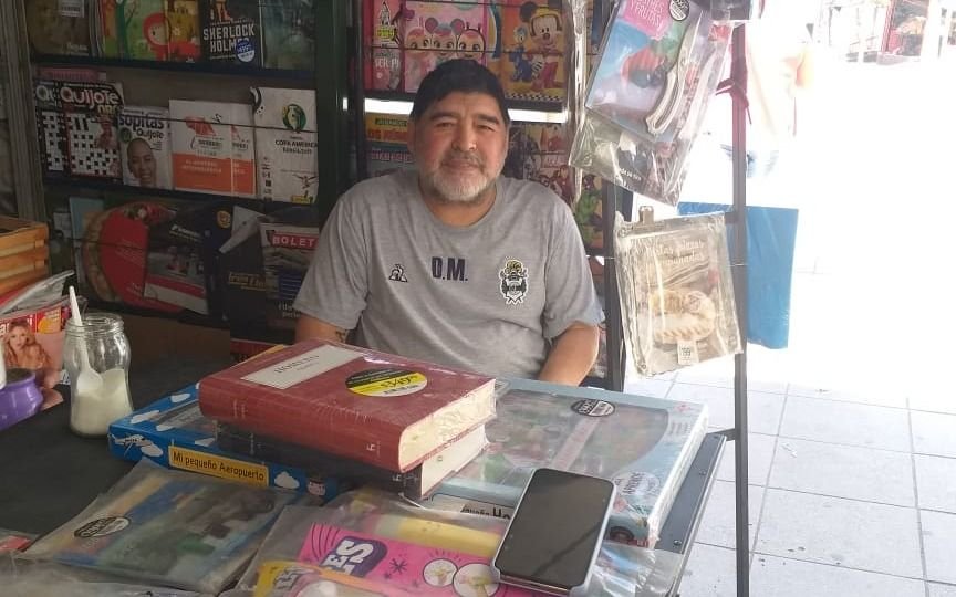 Maradona se pasea por Bella Vista con la remera de Gimnasia y abrazado a Rocío Oliva