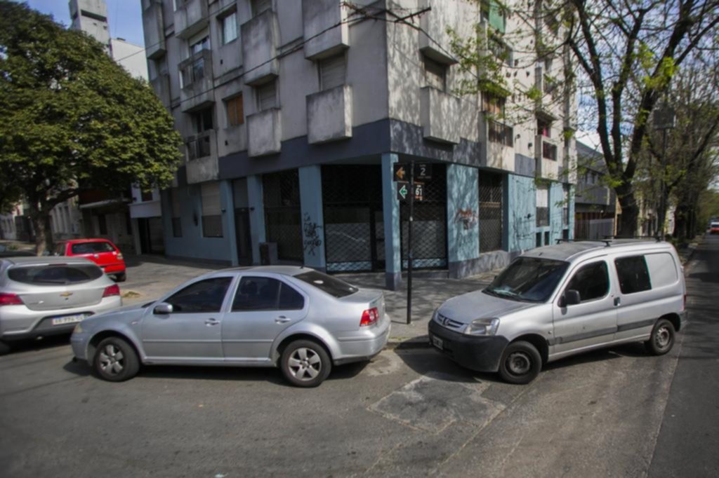 Sin controles en las calles, la costumbre de dejar el auto en cualquier lado no tiene límites