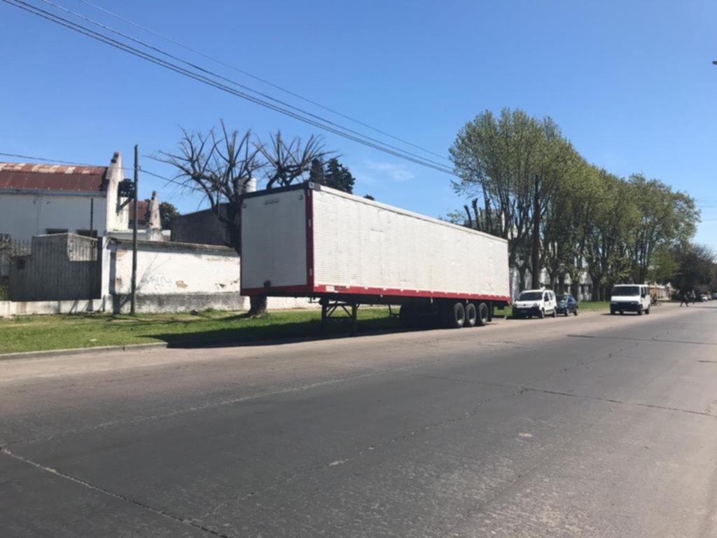 Un acoplado incomoda a los vecinos en 25 y 71