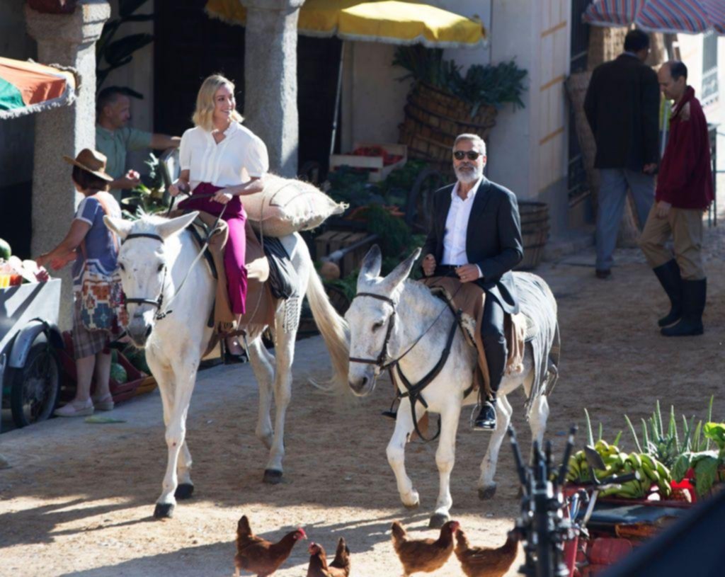 Un paisano de Hollywood: Clooney, a lomo de burro, causó furor en un pueblo español