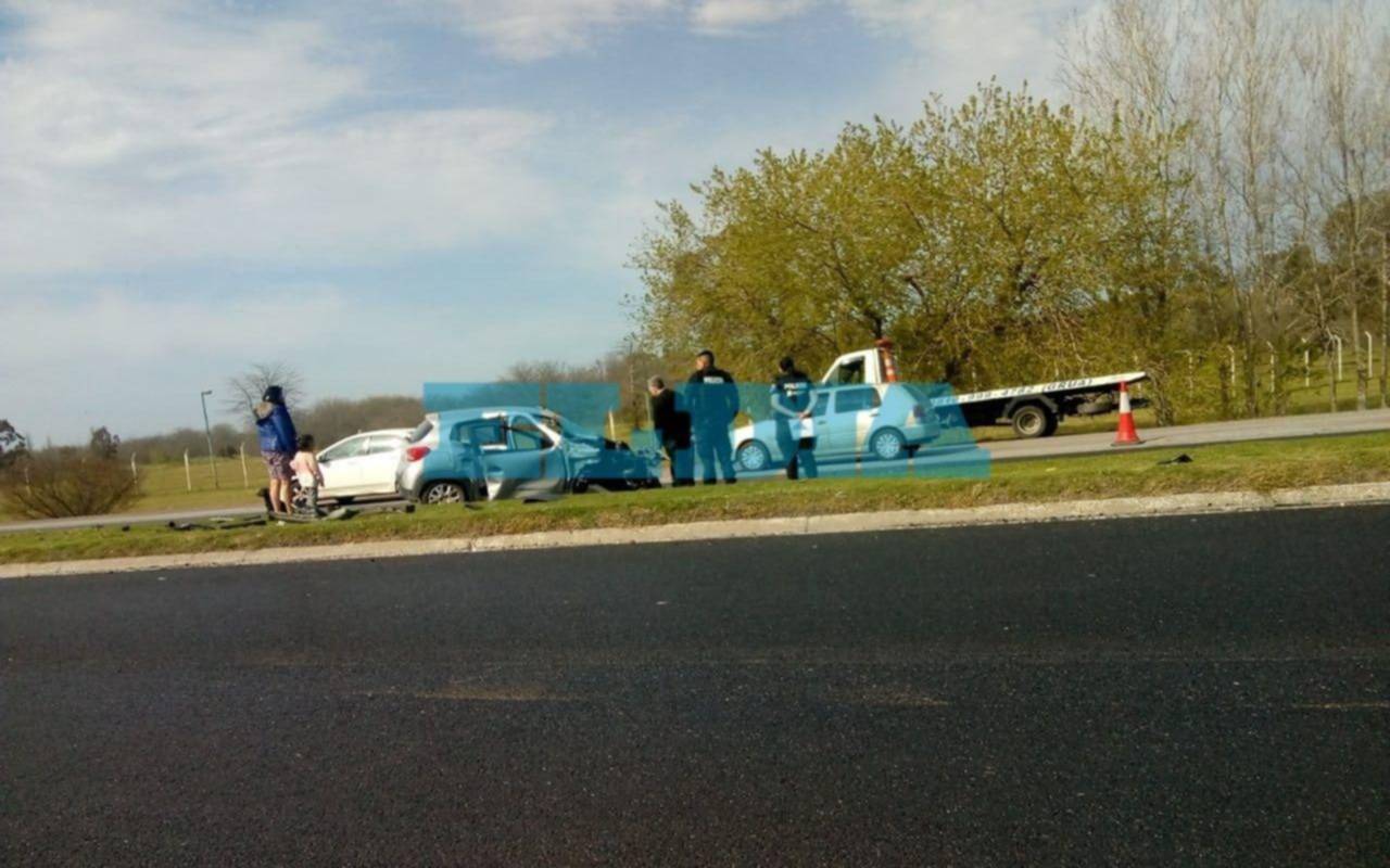 Un auto embistió una columna en Camino Centenario y su conductor resultó ileso
