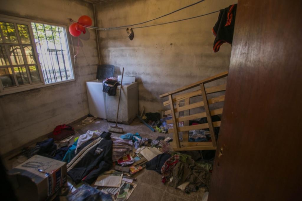 El acusado de violar y filmar a su hijastra guardó silencio y el barrio sigue en estado de shock
