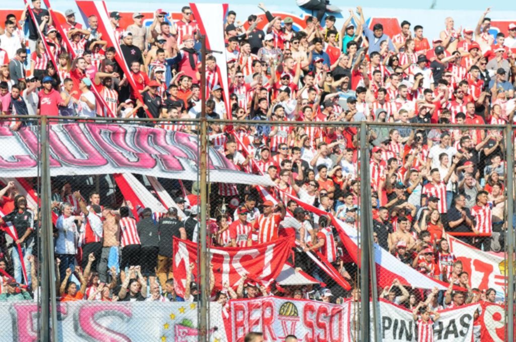 De la euforia a la desazón y los primeros silbidos al equipo