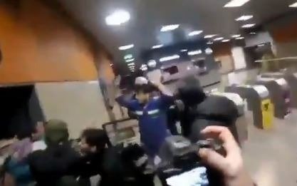 Viralizan un video en el que 20 personas increpan a empleados del subte y pintan vagones
