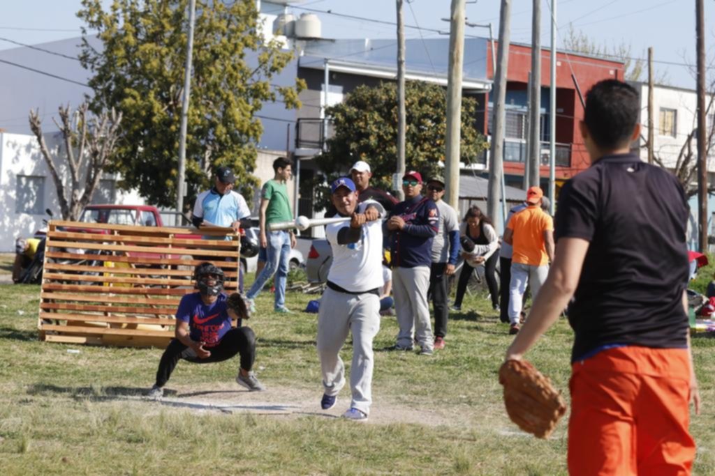 Los venezolanos reencuentran su pasión por el sóftbol con una liga en un “potrero” de 25 y 529