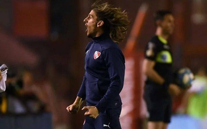 La noche de locos de un director técnico que no tiene paz en su club