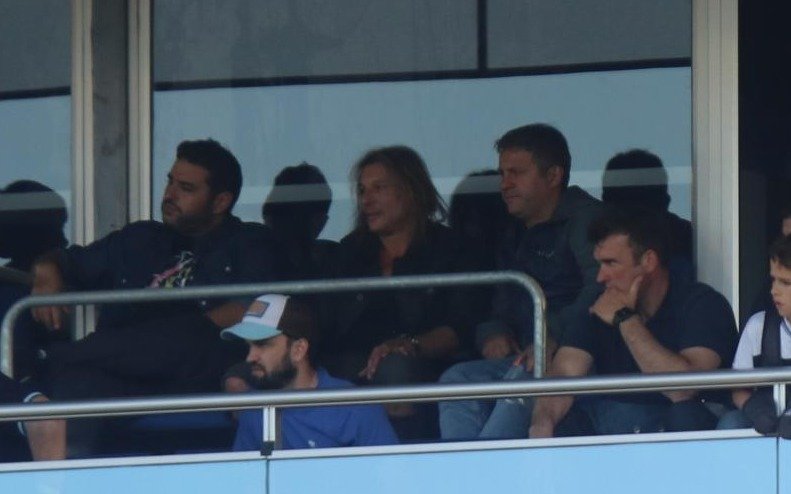 El emotivo abrazo de Cani a Maradona en el vestuario del Lobo