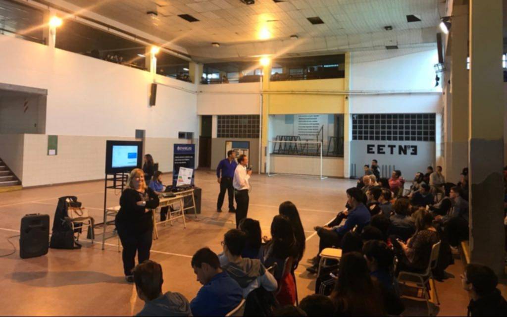 Abrazo simbólico a la Escuela Técnica Nº 3 de Solano