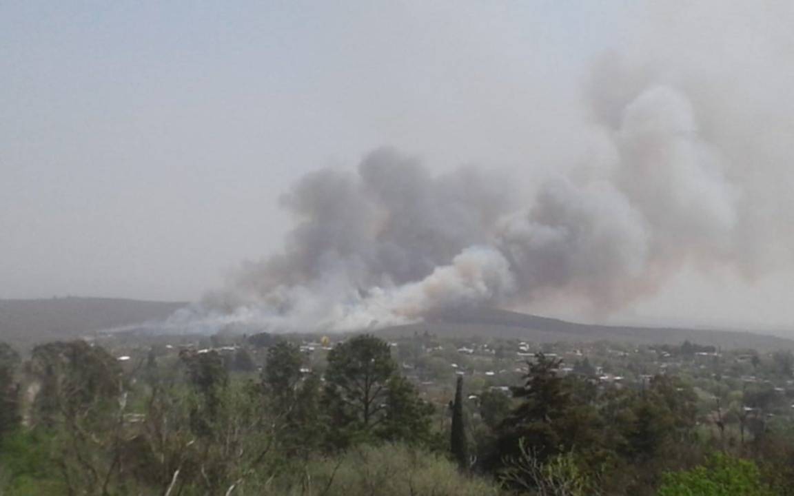Continúan activos tres focos de incendio en Traslasierra y cuatro localidades cordobesas