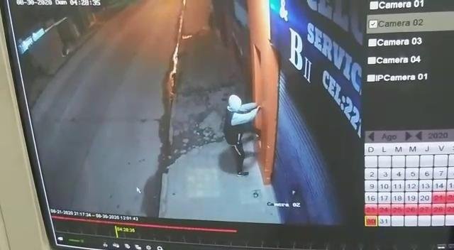 Dos barrios separados por una calle y hermanados por los escruches a sus comercios