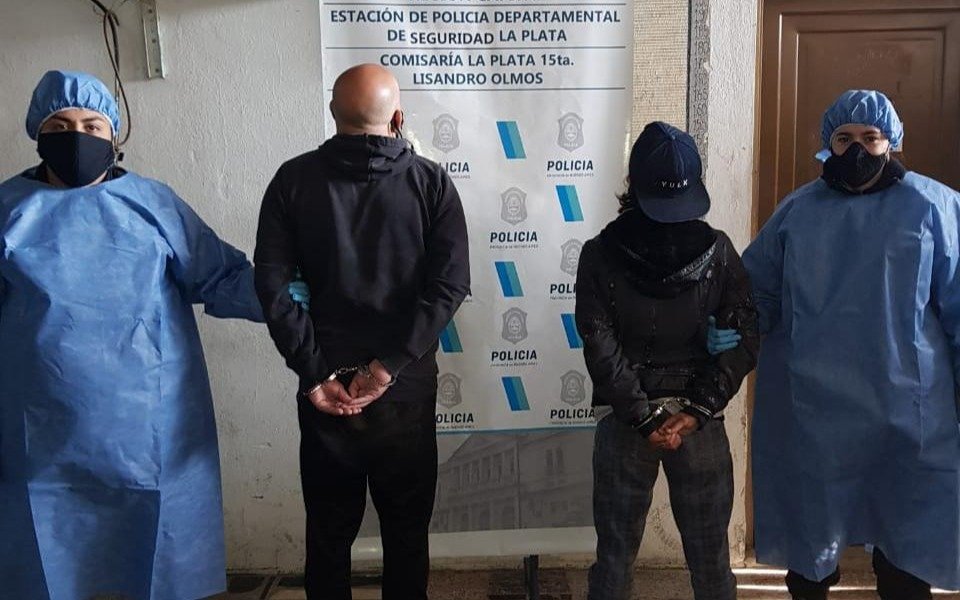Una mujer denunció que su novia y el dueño de un bar la drogaron y obligaron a tener sexo grupal