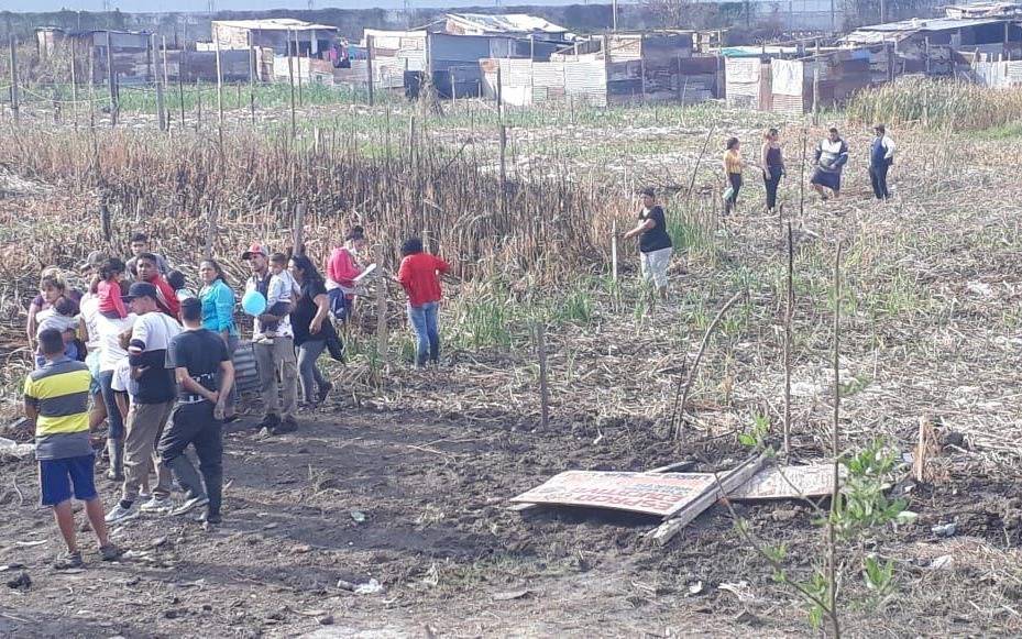 La oposición pide con una ley que se saquen beneficios sociales a quienes tomen tierras