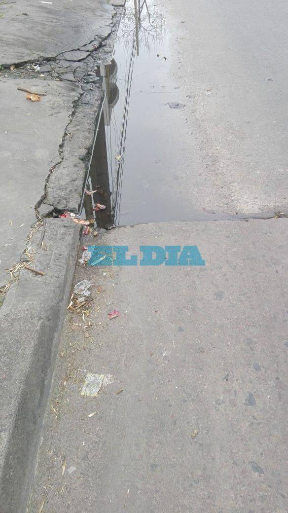 Fastidio por una pérdida de agua y un desnivel en la zona de 8, entre 39 y 40