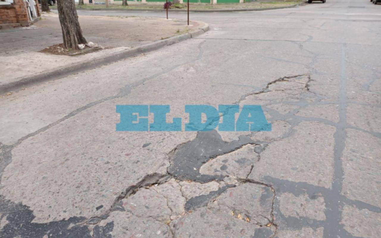 Malestar en la zona de 67 y 22 por el estado del pavimento: "En cualquier momento se hunde"