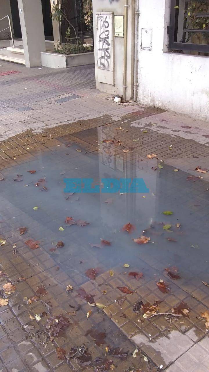 En la zona de 14 y 61, reclaman por una pérdida de agua