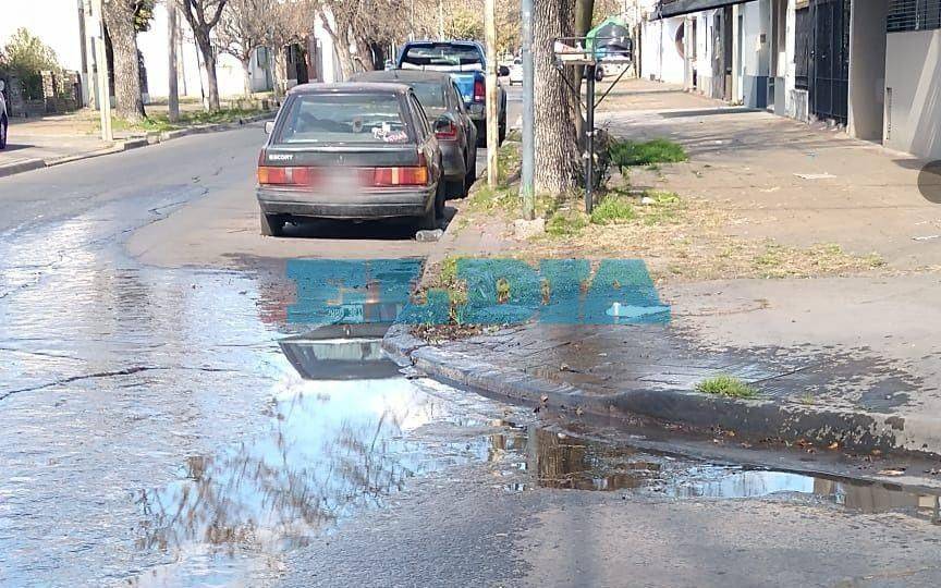 En la zona de Parque San Martín, denuncian que una pérdida de agua cumplió seis meses