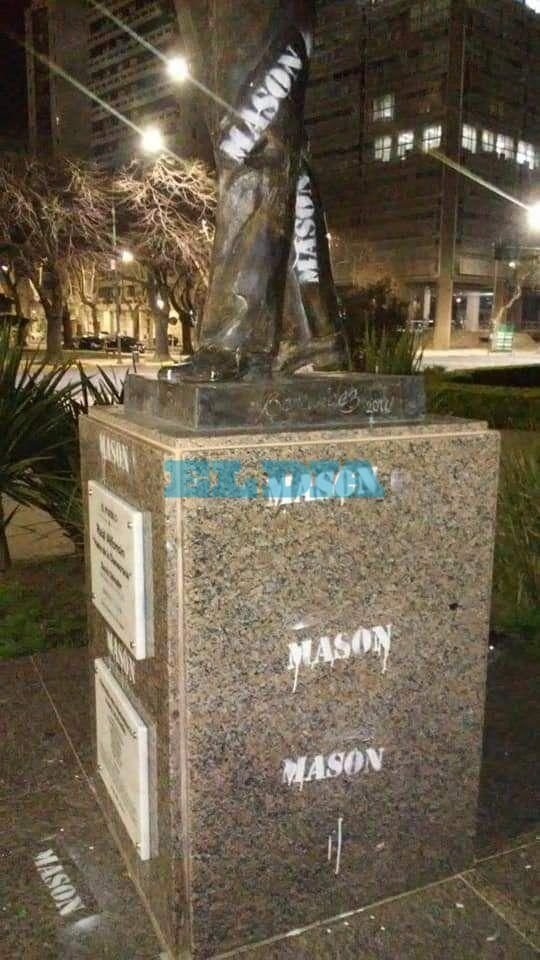 Nuevamente, la estatua de Raúl Alfonsín fue blanco del vandalismo