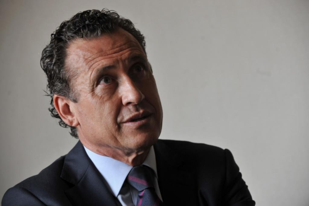 “Messi se va a otro club o a su casa, en el Barça no seguirá”, disparó Valdano