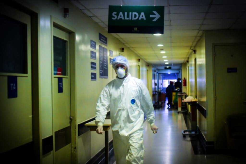 El virus no da tregua y advierten por el desgaste entre el personal de salud
