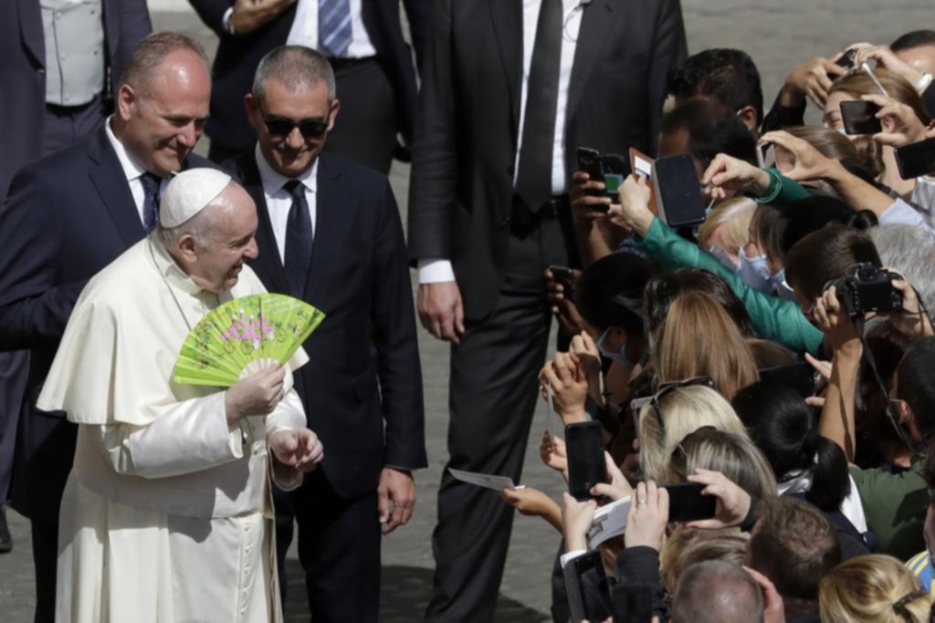 El Papa, sin barbijo al reencontrarse con los fieles