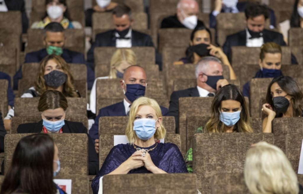 ¡El cine vive!: sin alfombra roja ni figuras pero con barbijos y distancia, Venecia celebra su icónico festival