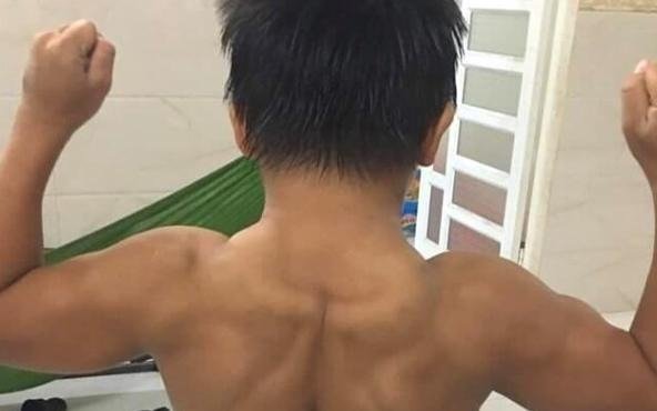 El pequeño superman: tiene 10 años pero sus músculos impactan